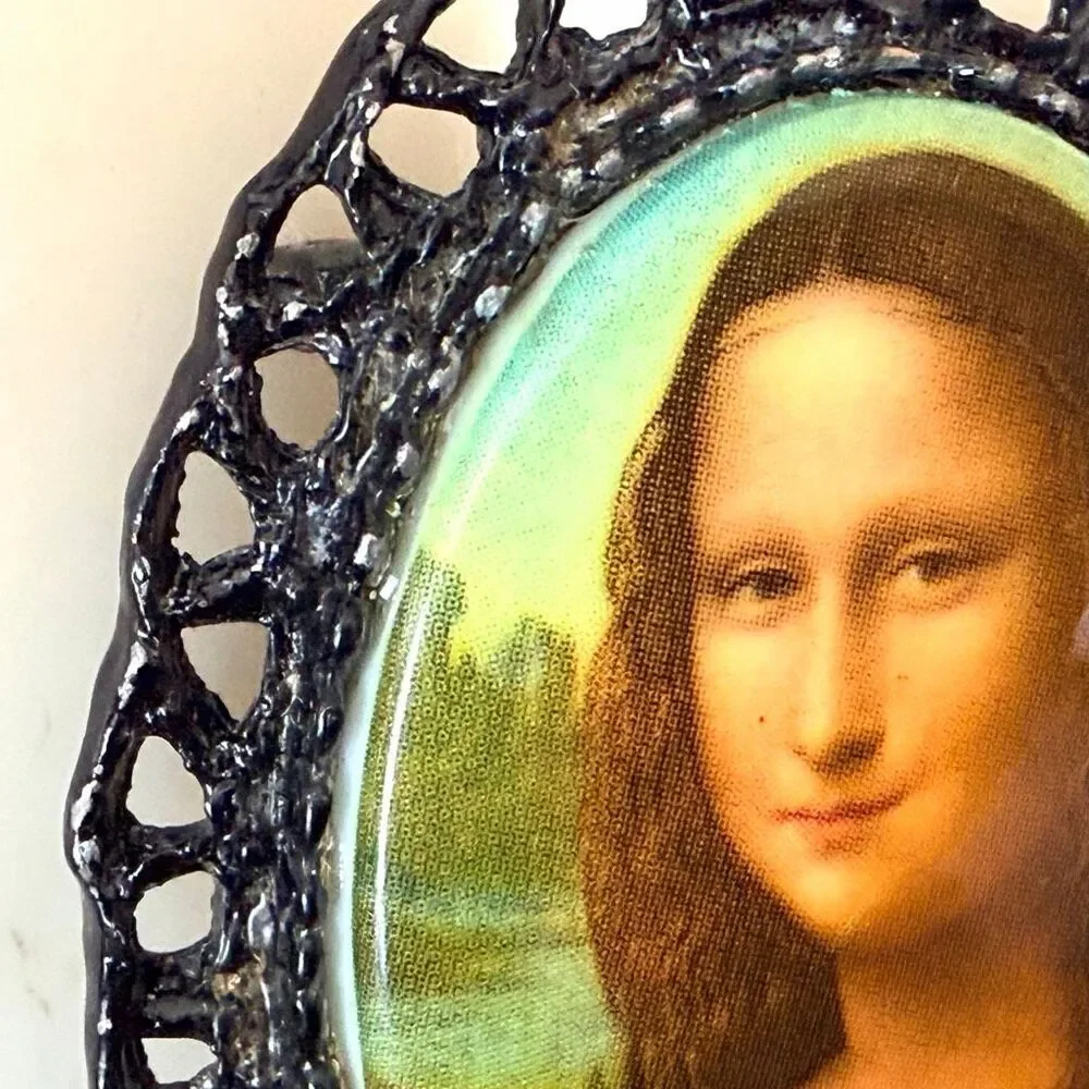 Mona Lisa Portrait Brooch Black